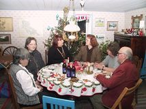 Delar av styrelsen med inbjudna gäster intar en god och nyttig julbuffé vid det runda bordet i Mellangårdens sal.