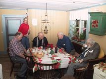 På den här bilden ser du en annan del av köket i Mellangården. Bilden visar några av våra styrelsemedlemmar med gäster i samband den tidigare nämnda julbuffén.